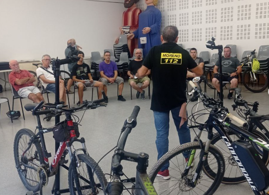 Èxit del primer taller de reparació de bicis!